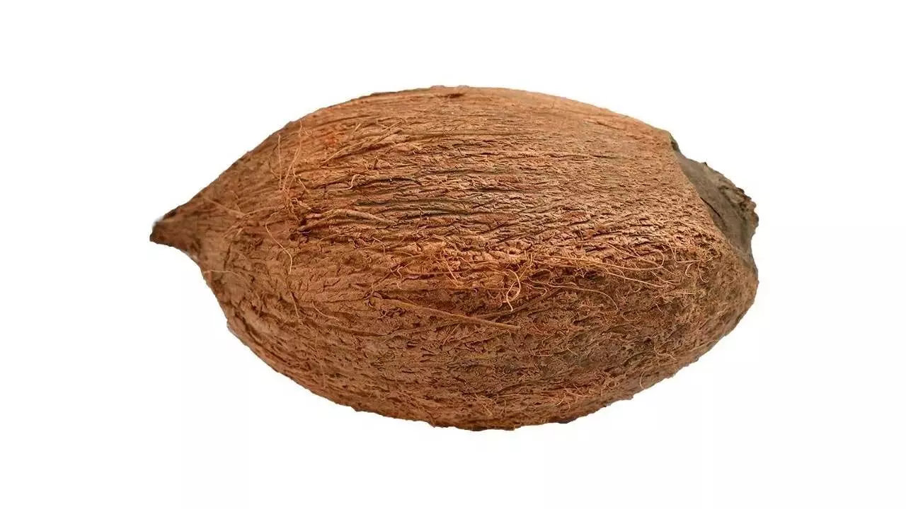 Home Tips: इस ट्रिक से मिनटों में निकाले नारियल का छिलका