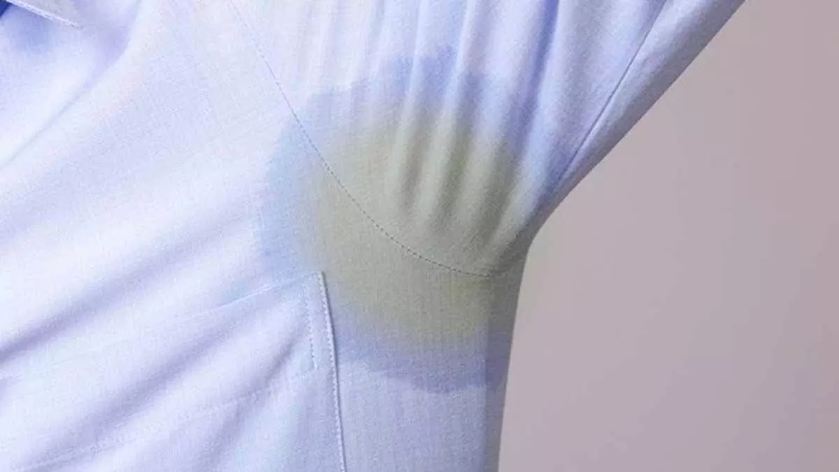 Home tips: कपड़ों पर लगा पसीने से सफेद और पीला दाग मिनटों में करे साफ