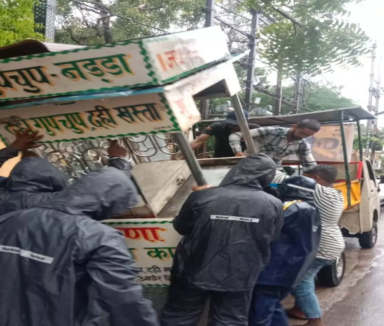 Raipur में ठेले गुमटियों को निगम ने हटाया