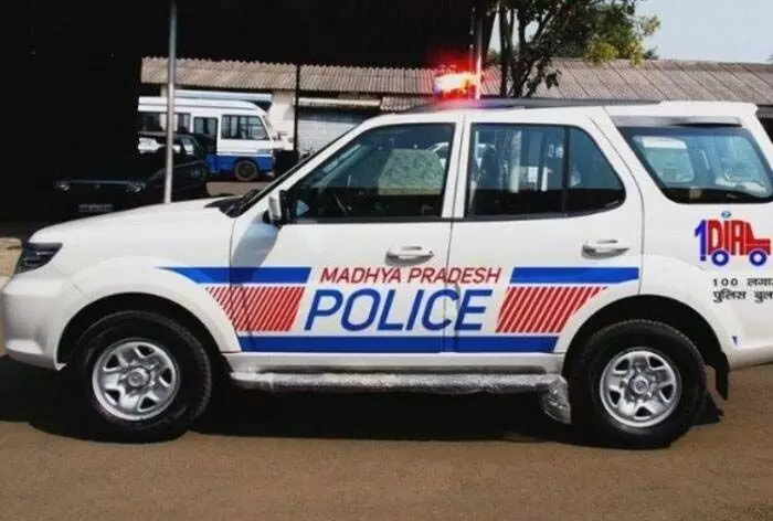 MP News: वाहन को ओवरटेक करने पर पुलिस ने उसकी पिटाई की:व्यक्ति का दावा