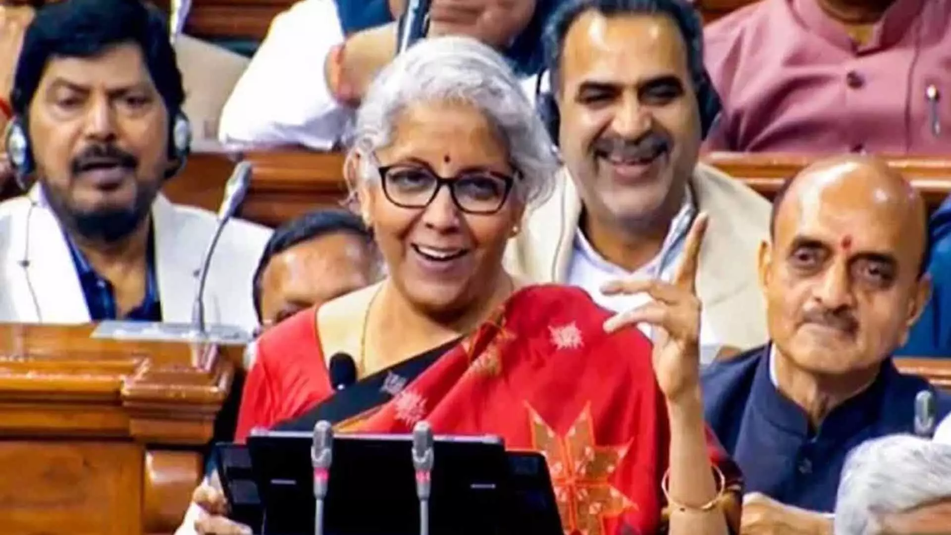 Delhi News: वित्त मंत्री ने मोदी 3.0 सरकार का पहला बजट संसद में पेश किया