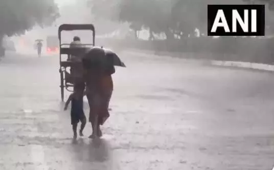 Delhi-नोएडा में हो रही तेज बारिश, वीडियो