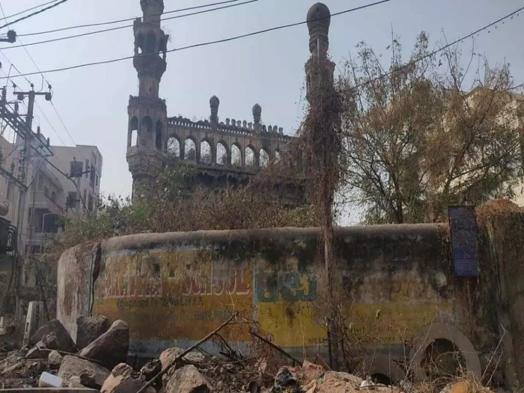 Telangana:ढहाई गई मस्जिद के पास भीड़ के कारण मोइनाबाद में तनाव