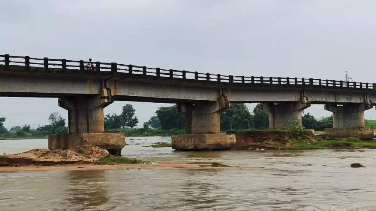 Begusarai: वर्षों से धंस रहा है अतरुआ पुल, सुधि लेने वाला कोई नहीं