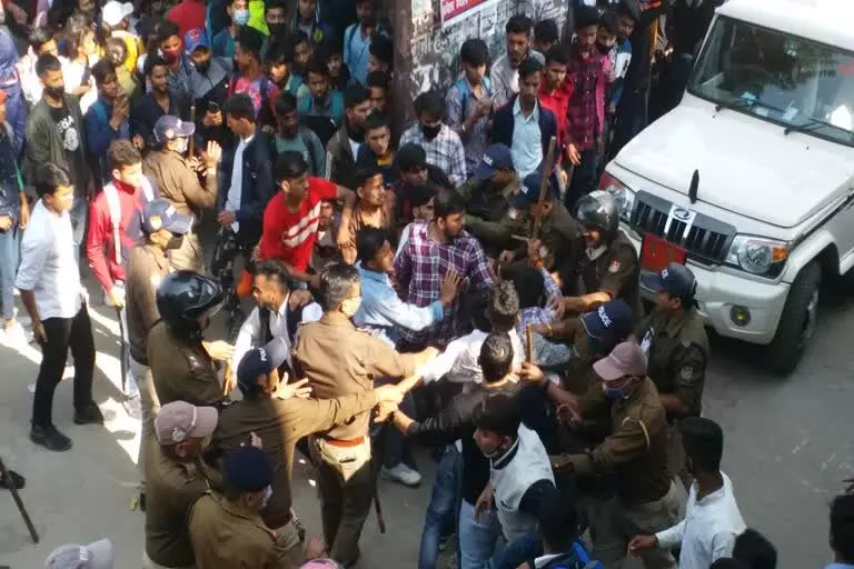 Nainital: हल्द्वानी एमबीपीजी कॉलेज में छात्र नेताओं ने जमकर हंगामा किया