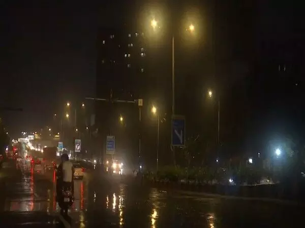 Mumbai: IMD ने भारी बारिश की चेतावनी जारी की, लोकल ट्रेनें 15 मिनट देरी से चलीं