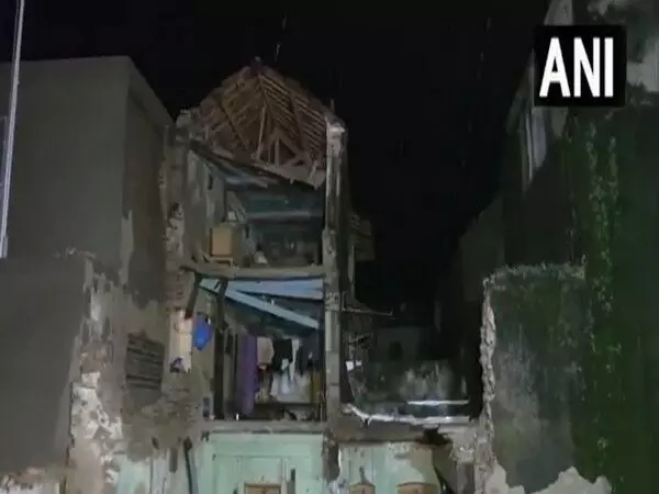 Gujarat: इमारत गिरने से एक ही परिवार के तीन लोगों की मौत