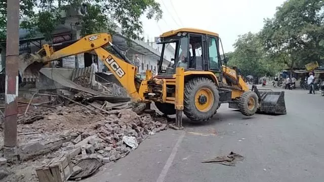 Darbhanga: सड़क किनारे से अतिक्रमण खाली करवाया गया