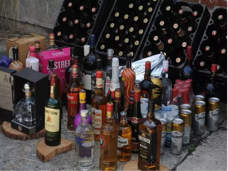 Munger: पुलिस ने मंजन छपरा से 25 लाख की शराब जब्त की