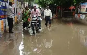 Pratapgarh: सड़क के दोनों ओर नालियों पर कब्जे से जलभराव