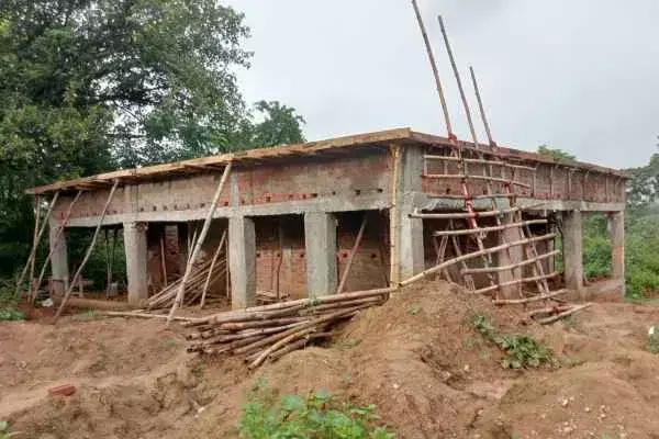 Chandil : ढलाई के एक दिन बाद ही ढही आदिवासी कला केंद्र की छत