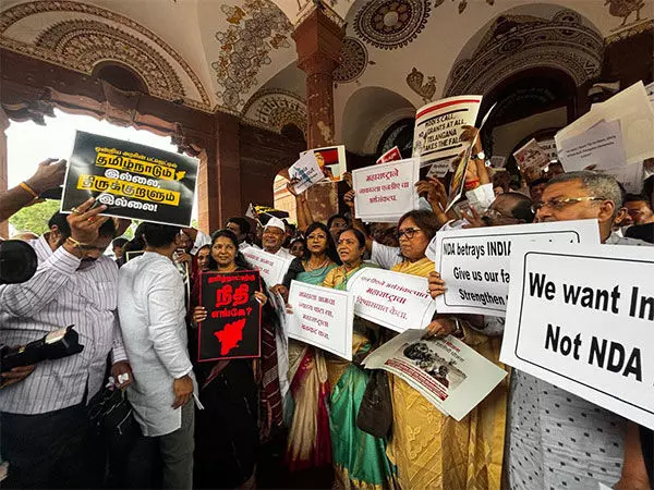 India Block ने संसद में विरोध प्रदर्शन किया