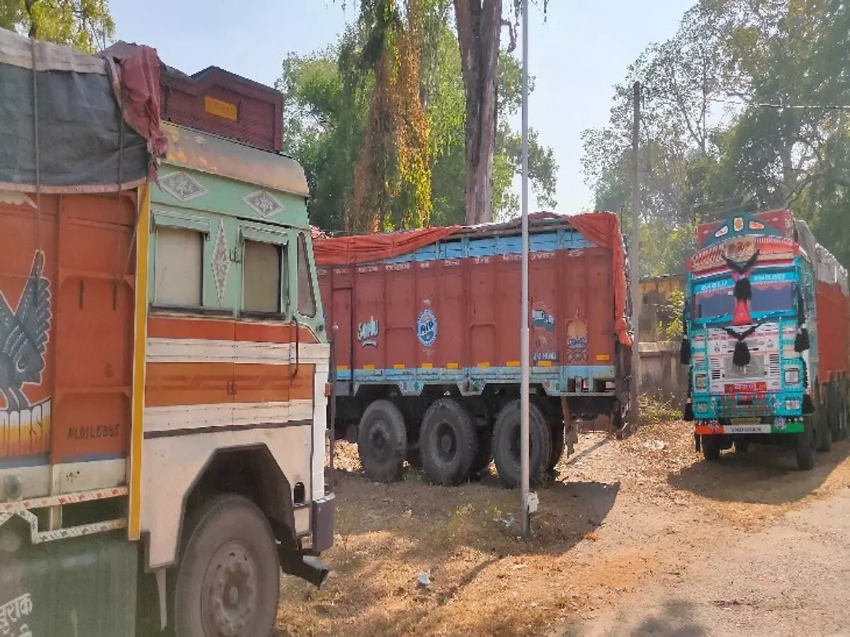 Dhanbad: गोविंदपुर पुलिस ने कोयले से लदा अवैध ट्रक पकड़ा