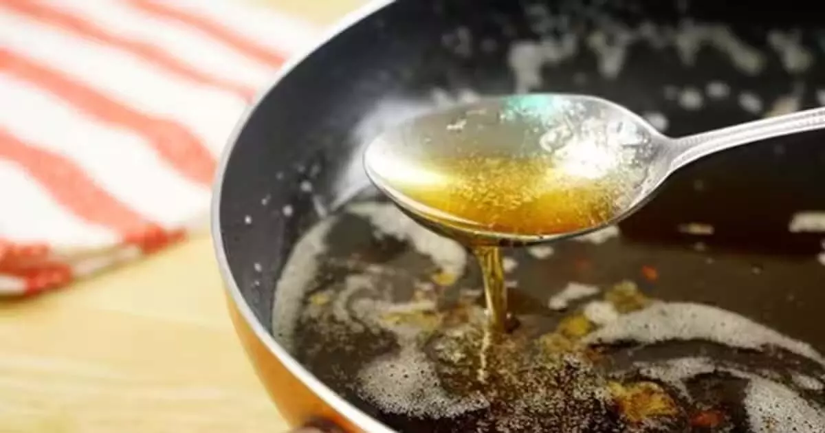 Kitchen Tips: मिनटों में करें काला तेल को साफ, जाने कैसे