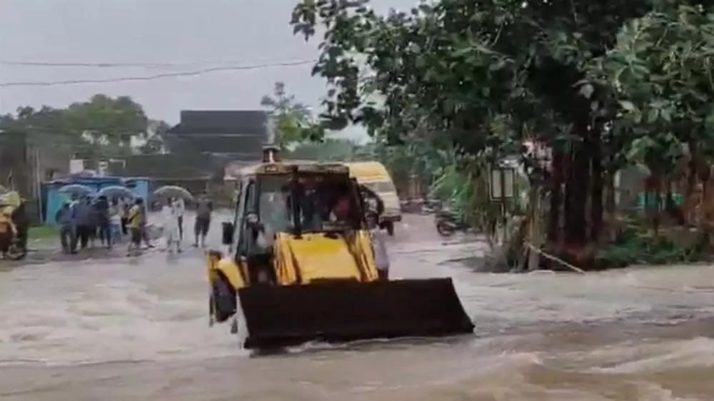 Gujarat  : द्वारका के कल्याणपुर में पानी में फंसी एक स्कूल बस को बचाया गया
