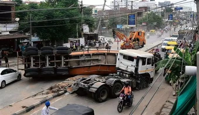Mohali: खरड़-लांडरां रोड पर ट्रक पलटने से घंटों यातायात प्रभावित
