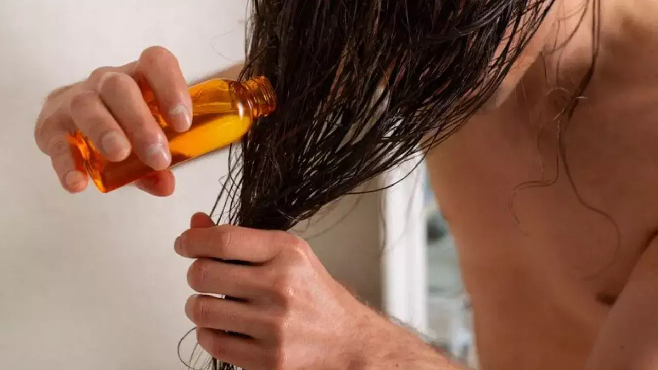 Lifestyle: सोने से पहले हेयर ऑयलिंग करने से बढ़ सकती हैं बालों से जुड़ी ये समस्याएं