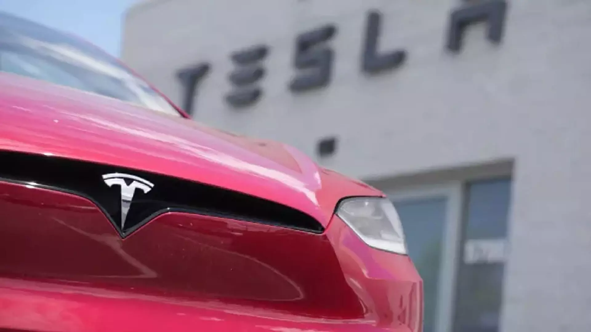 Tesla का मुनाफा दूसरी तिमाही में 45 प्रतिशत घटा