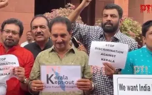 Kerala के सांसदों ने संसद के बाहर विरोध प्रदर्शन किया