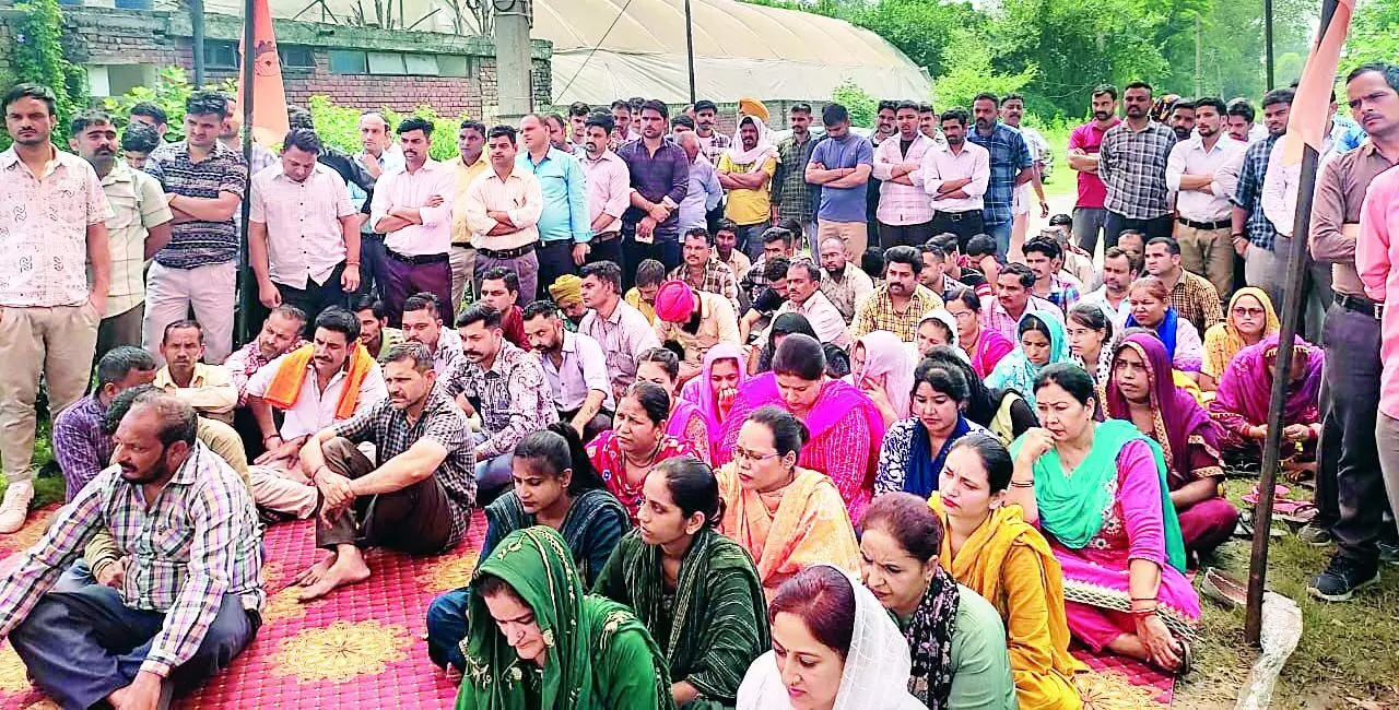 Mehatpur में मजदूर संघ ने मनाया स्थापना दिवस