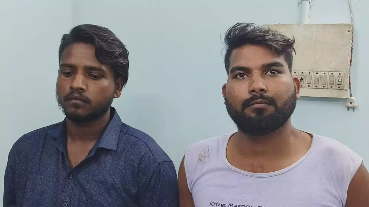 Chhattisgarh: पेशाब कर रहे युवक का सामान चुराए, 2 युवक गिरफ्तार
