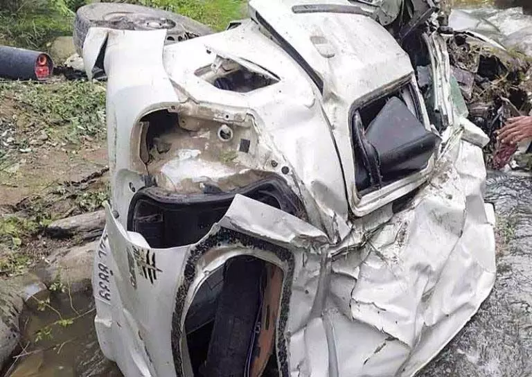HP NEWS: खाई में गिरी कार, दो की मौत