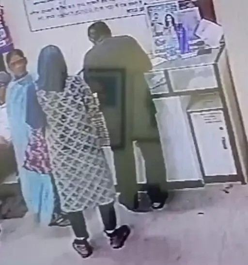 महिलाओं ने की कैश भरे थैला चोरी, CCTV में कैद हुई वारदात