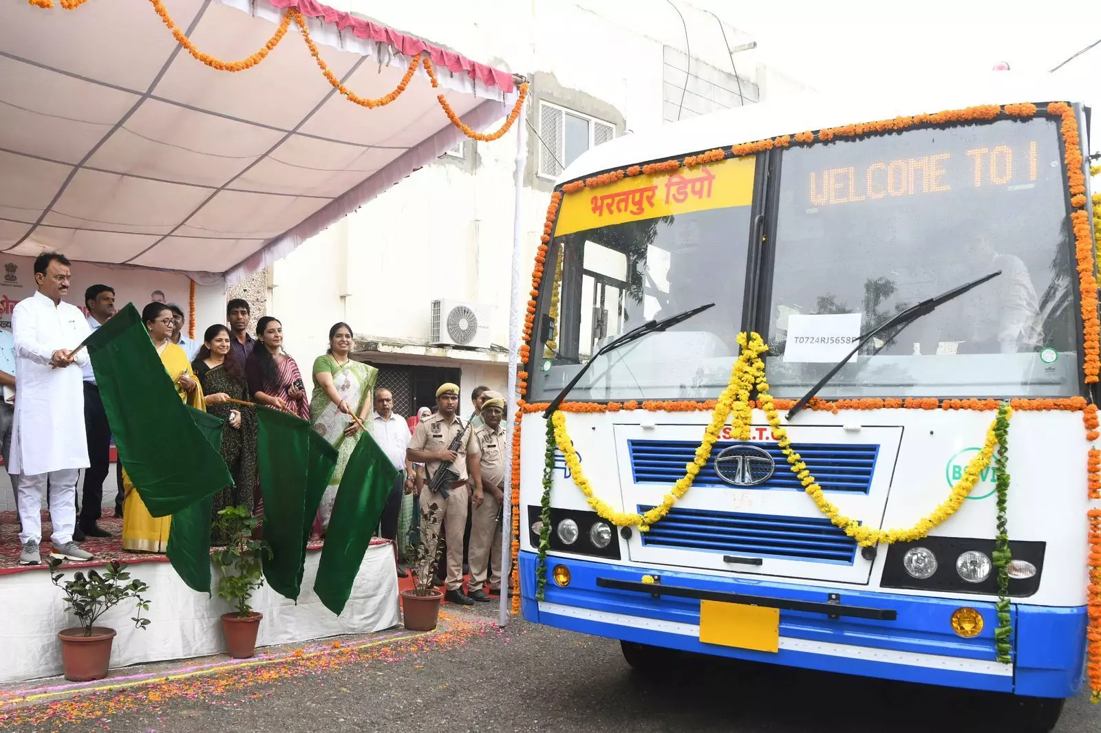 Premchand Bairwa ने रोडवेज मुख्यालय से 5 नई बीएस-6 बसों को हरी झंडी दिखाकर किया रवाना