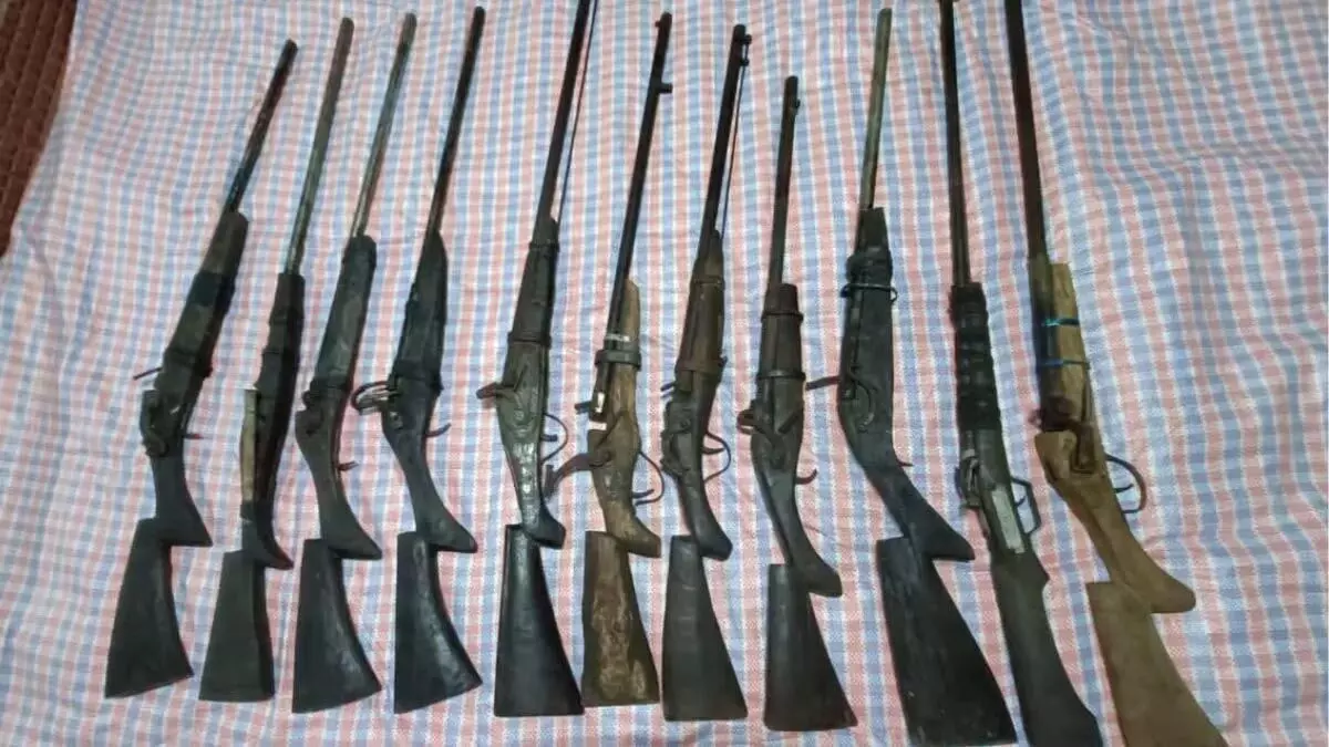Assam : देसी बंदूकों का बड़ा जखीरा बरामद