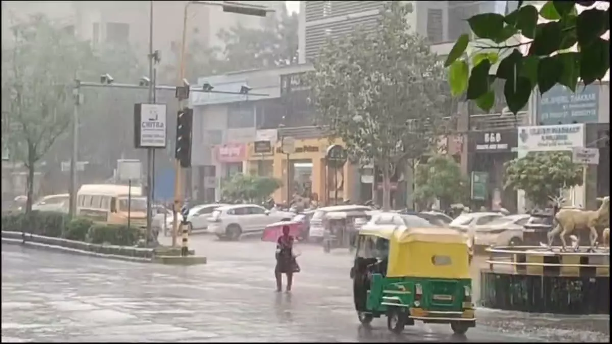 Heavy rain से गुजरात में लोग परेशान