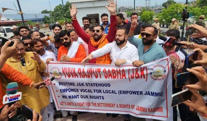 युवा राजपूत सभा ने Jammu and Kashmir को राज्य का दर्जा बहाल करने के लिए विरोध प्रदर्शन किया
