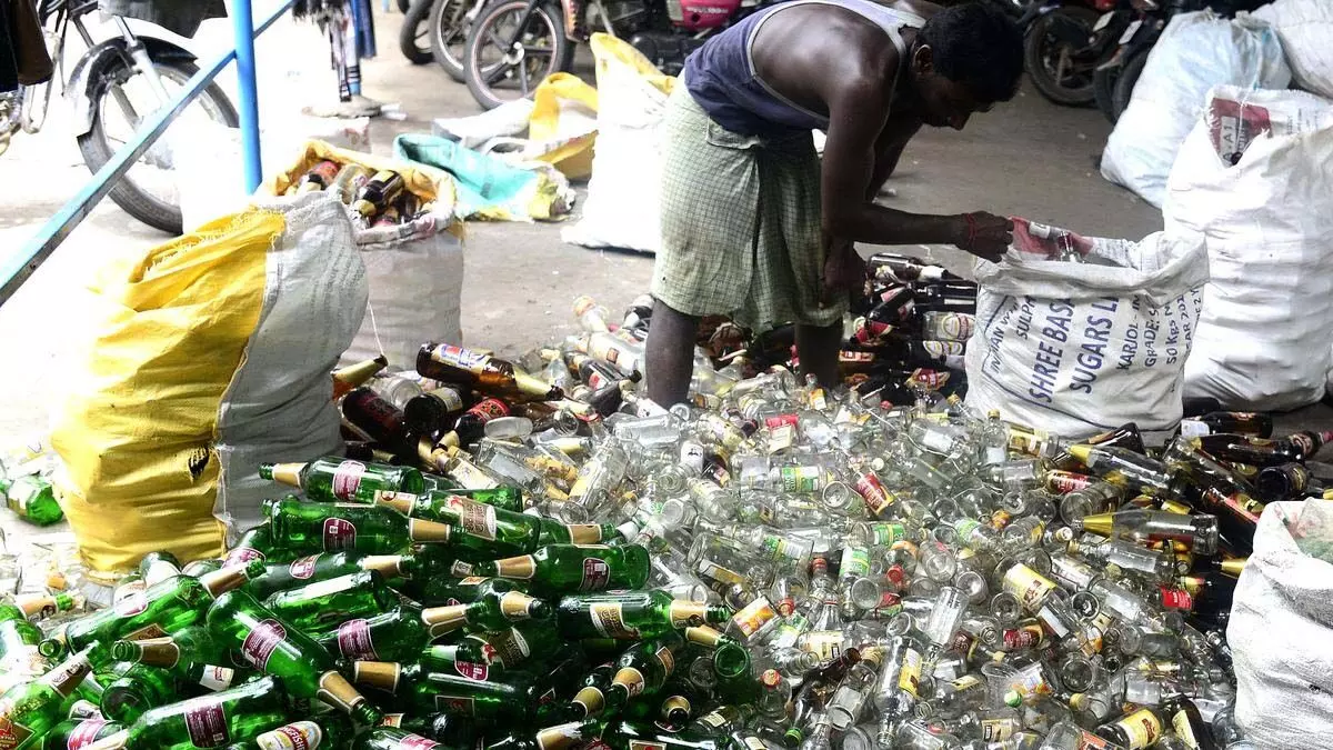 Tamil Nadu में शराब की खाली बोतलें वापस खरीदने की योजना लागू कर दी जाएगी