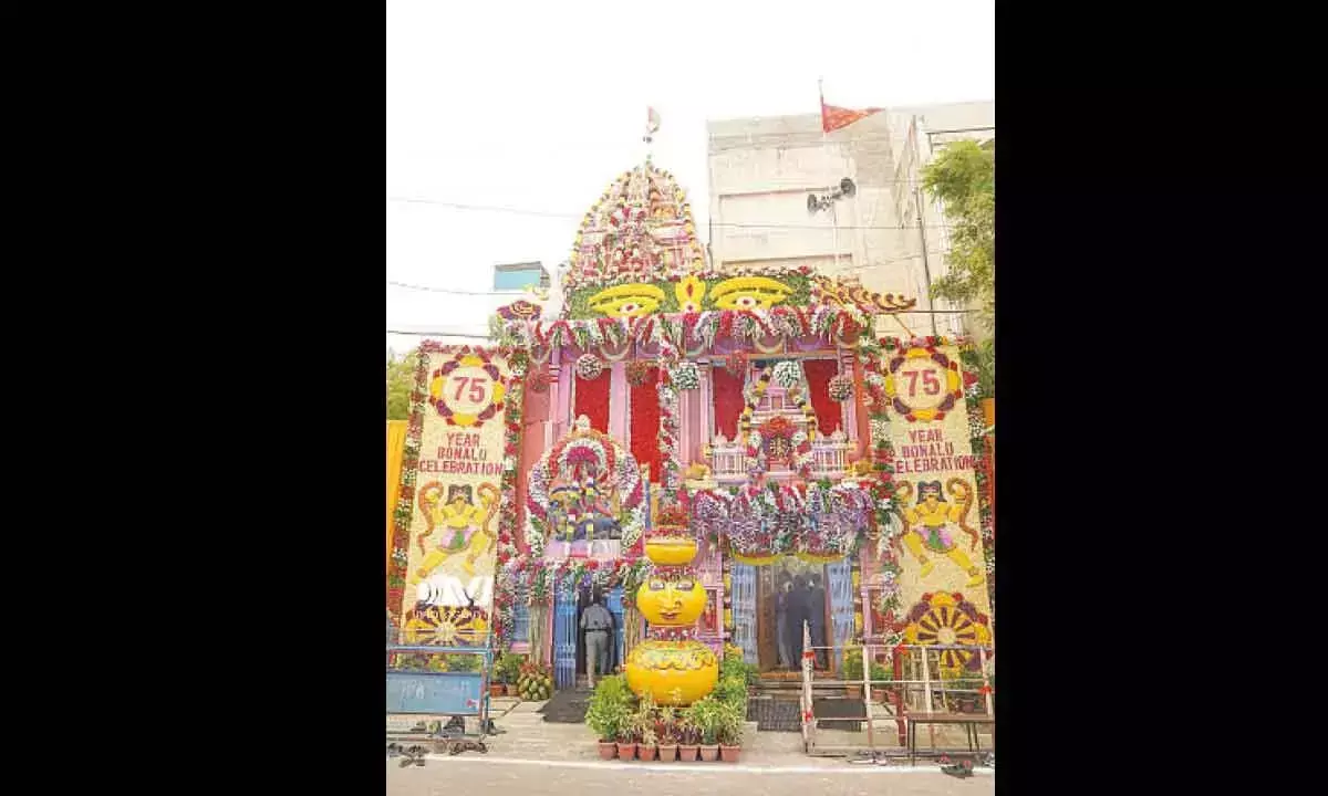 बोनालु उत्सव के लिए Temples और दरगाह को सजाया गया