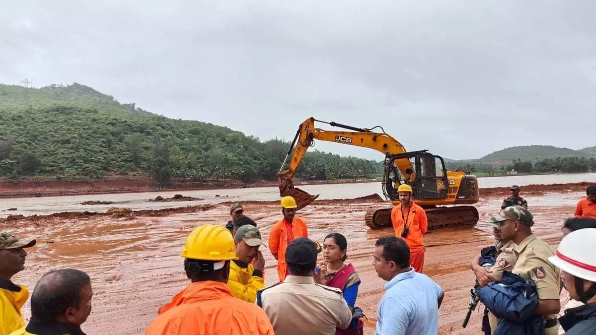 Karnataka: नदी में दबे केरल के ट्रक का पता चल गया