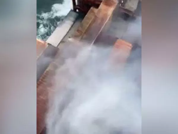 Indian Coast Guard ने व्यापारी जहाज पर लगी आग को बुझाने का प्रयास जारी रखा