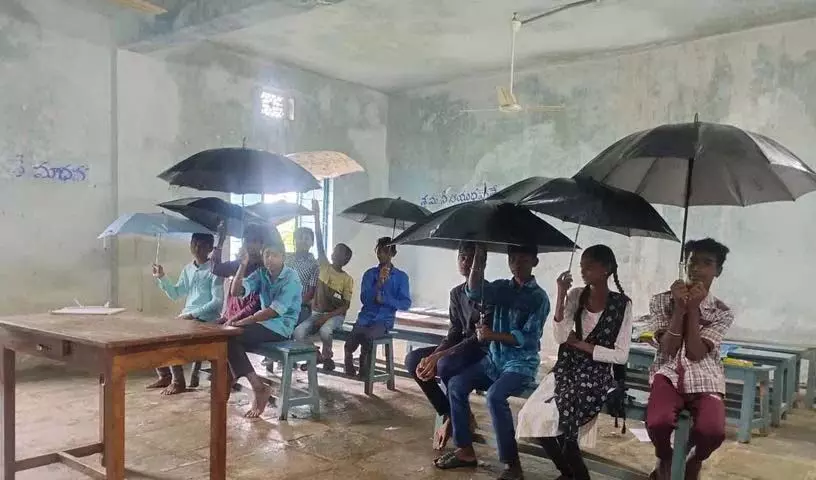 Mancherial: छत से पानी टपकने के कारण छात्र कक्षाओं में छाते का सहारा ले रहे