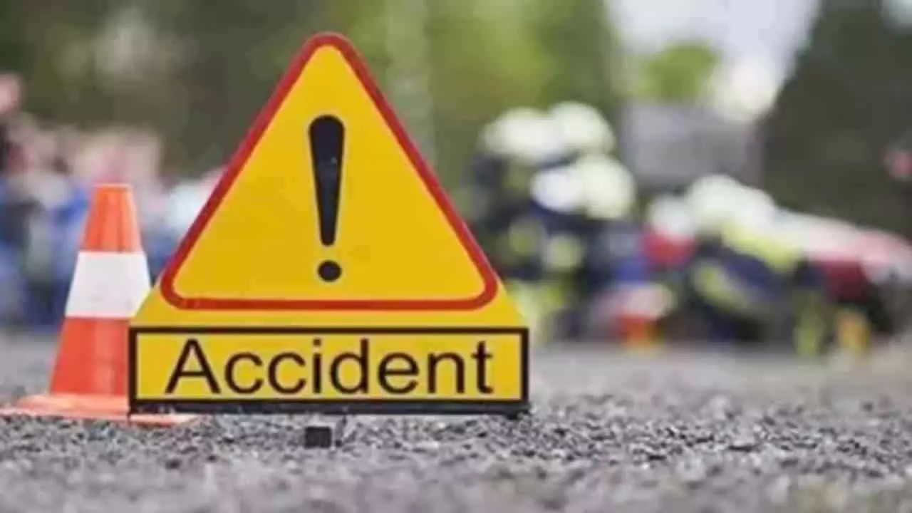 Accident: खाई में गिरी कार दो लोगों की मौत, तीन घायल