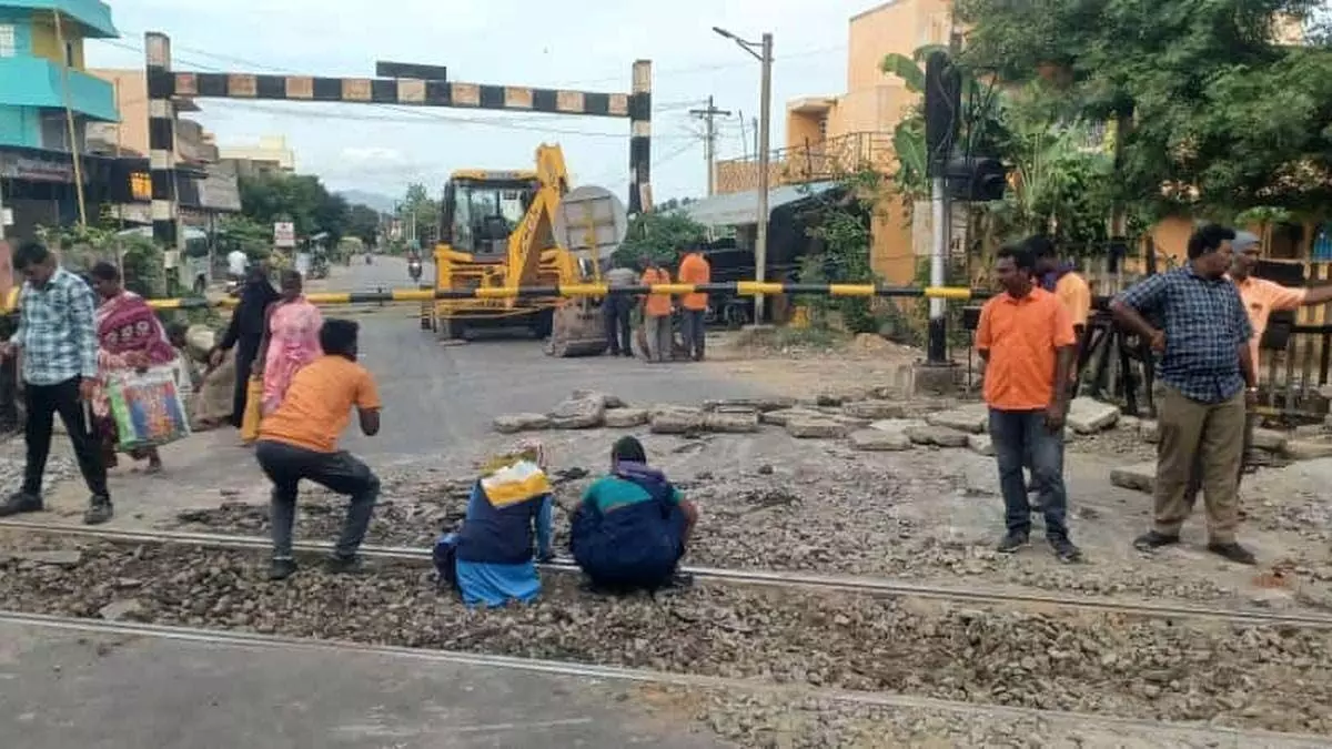 Tamil Nadu: रेलवे फाटक बंद, वाहन चालकों को रास्ता बदलना पड़ रहा