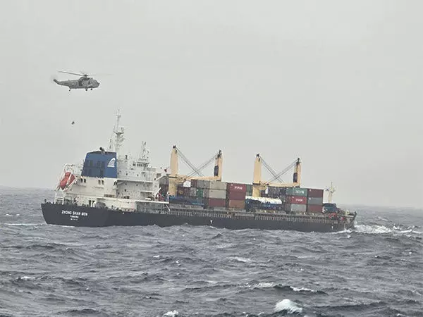 Indian Navy ने मुंबई तट के पास मालवाहक जहाज से घायल चीनी नाविक को सफलतापूर्वक निकाला