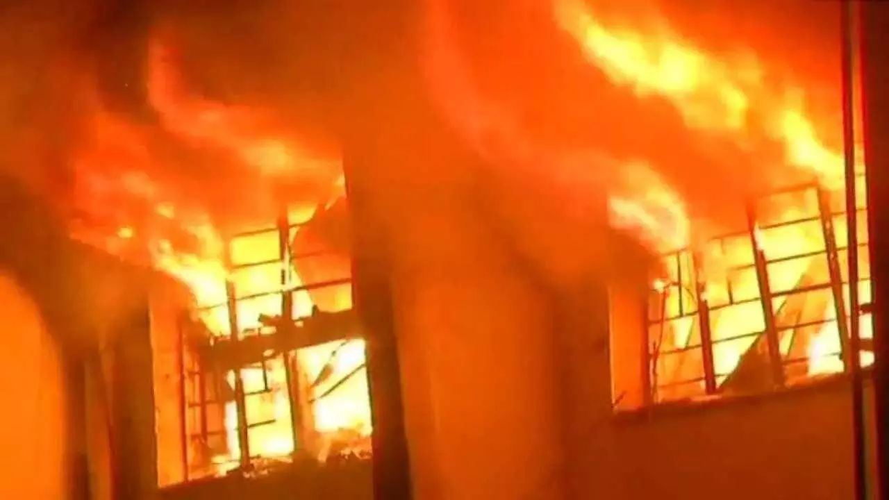 Fire: ऊंची इमारत में लगी आग, चार लोगों की बिगड़ी तबियत