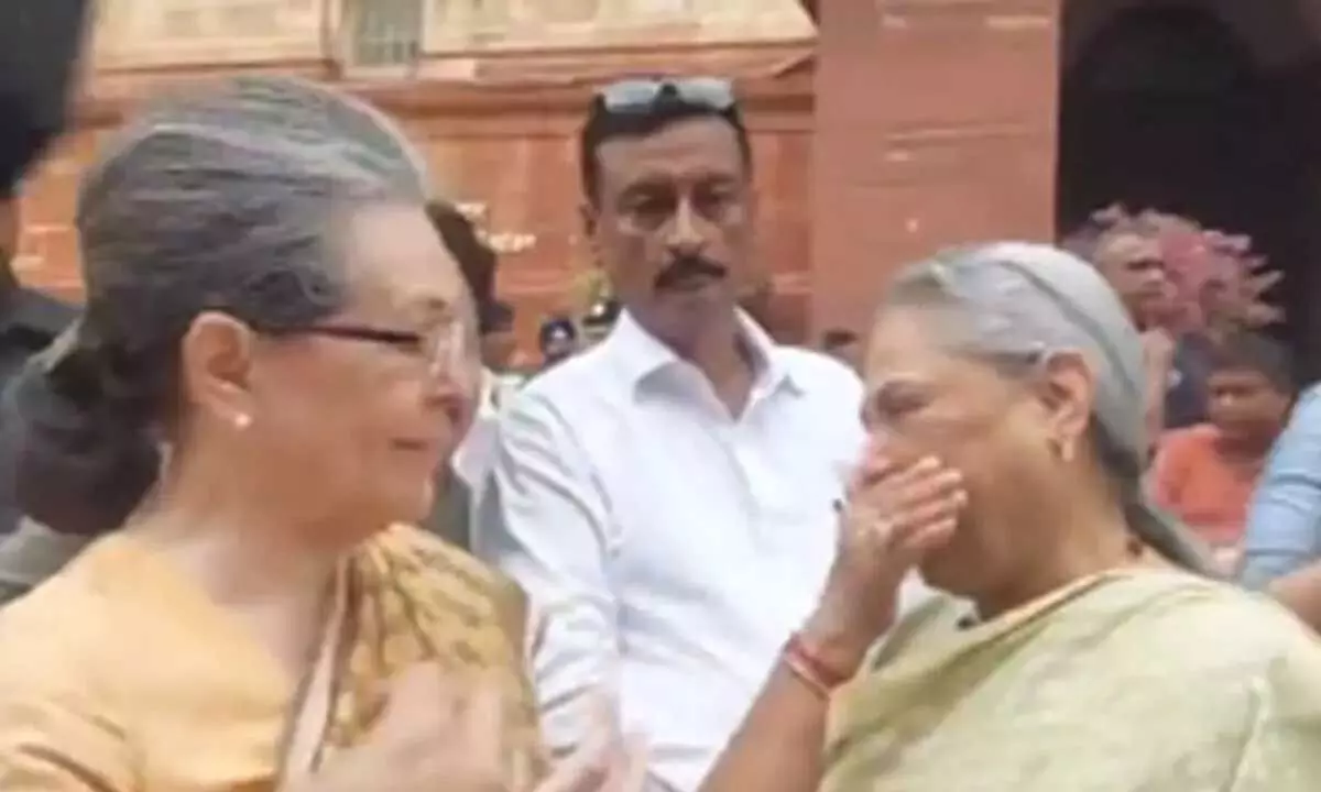 Unexpected camaraderie: सोनिया गांधी, जया बच्चन ने मुस्कुराहट के साथ तोड़ी बाधाएं