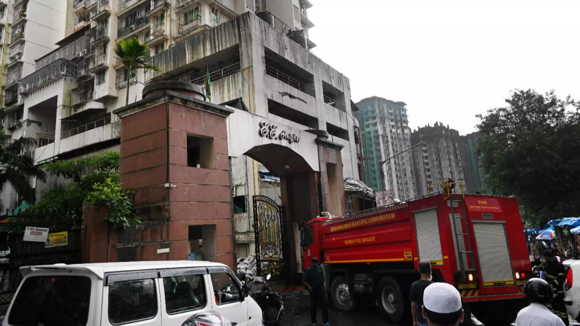 High-Rise अपार्टमेंट में खराब वायरिंग के कारण लगी भीषण आग, 14 लोगों को बचाया गया
