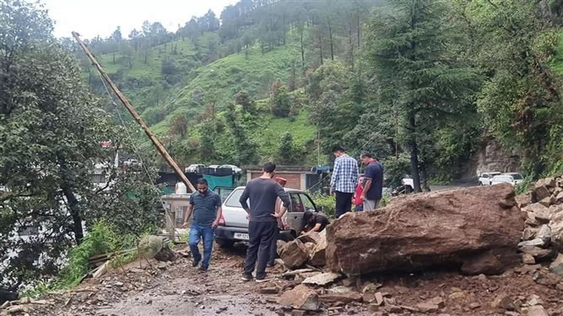 Himachal Pradesh: भारी बारिश के बाद 15 सड़कें बंद, येलो अलर्ट जारी