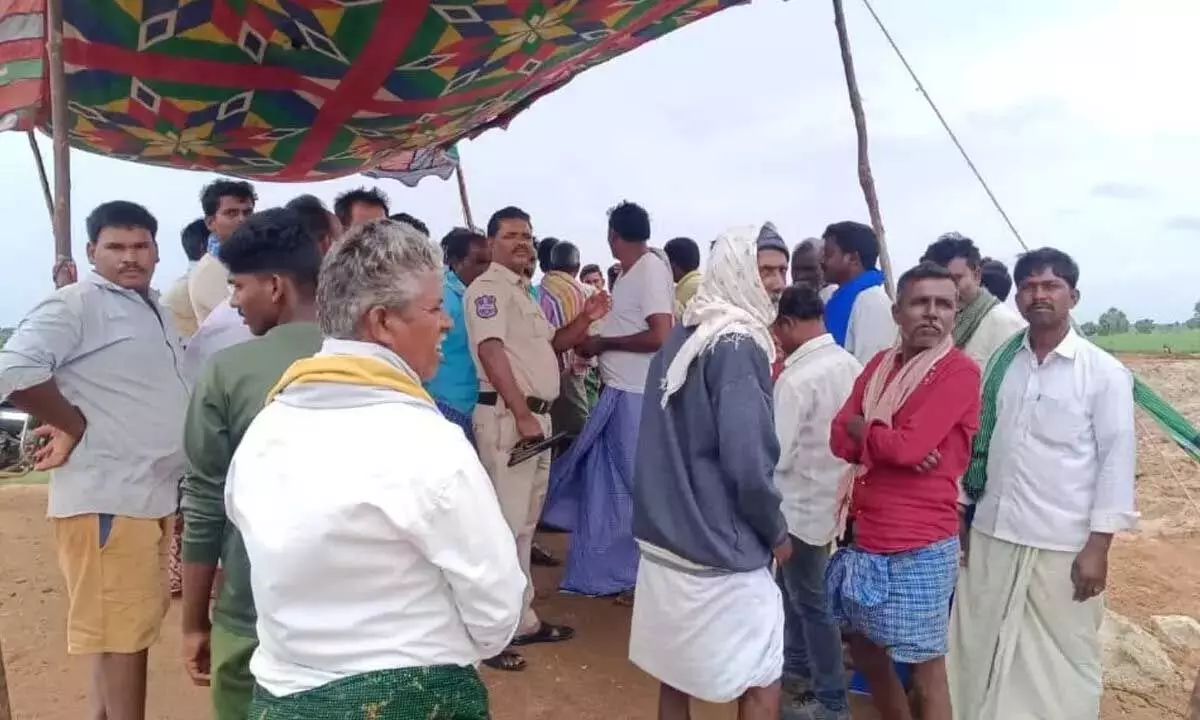 Gadwal में अधूरे भारतमाला मुआवजे को लेकर किसानों का विरोध प्रदर्शन जारी