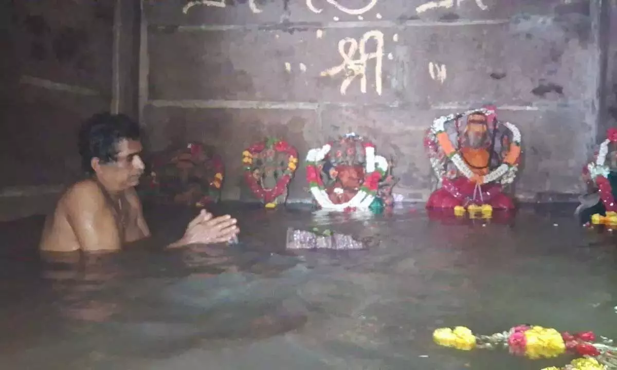 Sapthanadulu संगमम मंदिर नदी के पानी में डूबा