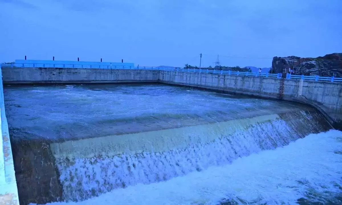 Minister जुपल्ली कृष्ण राव ने गुडिपल्ली जलाशय से अयाकट में पानी छोड़ा