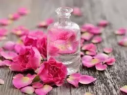 Skin Tips:  ग्लोइंग स्किन के लिए ऐसे इस्तेमाल करे गुलाब जल