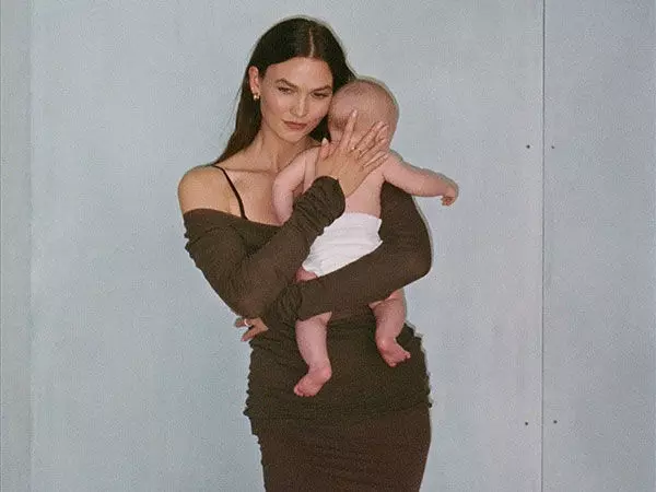 Karlie Kloss ने अपने बेटे एलिजा का पहला जन्मदिन दिल को छू लेने वाली पोस्ट के साथ मनाया