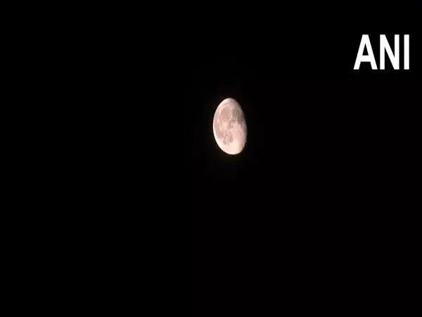 Delhi : देश के विभिन्न भागों में शनि का चंद्र ग्रहण देखा गया
