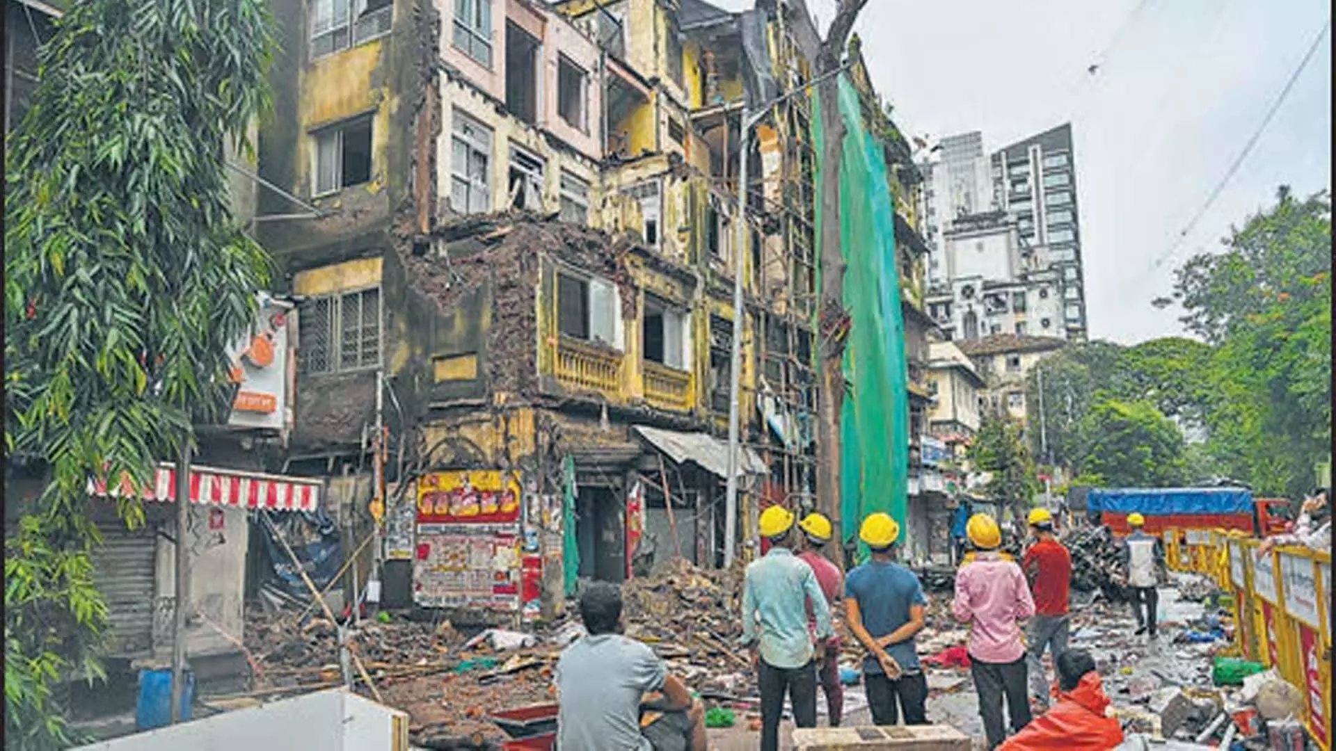 Mumbai: राहगीर की मौत के बाद, रुबिनिसा मंज़िल को ध्वस्त करना शुरू किया